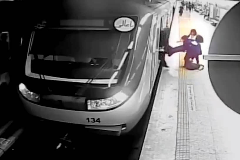 Фрагмент видео, на котором женщины вытаскивают 16-летнюю Армиту Гераванд из вагона тегеранского метро, 1 октября 2023 год