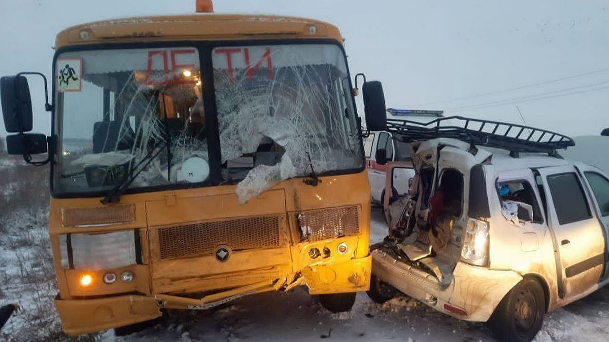 Семь человек пострадали в результате аварии со школьным автобусом в  Башкирии – Коммерсантъ