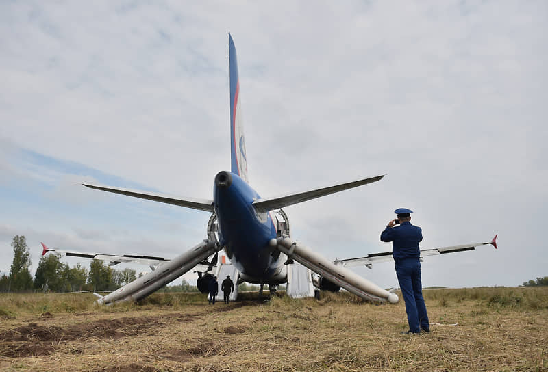Росавиация назвала ошибки, из-за которых летевший в Омск A320 посадили в поле