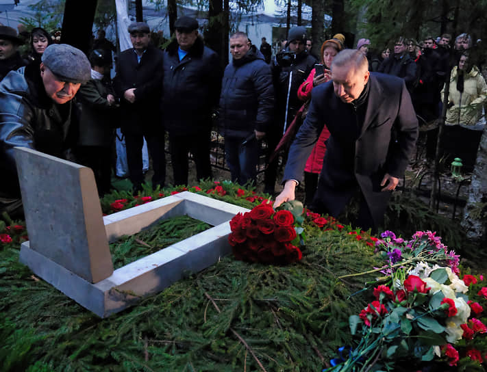 Губернатор Санкт-Петербурга Александр Беглов (справа) во время похорон