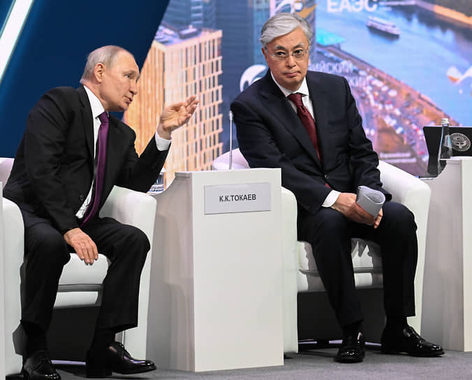 Владимир Путин (слева) и Касым-Жомарт Токаев во время Евразийского экономического форума в Москве в мае
