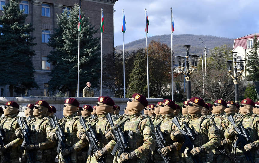 Президент Азербайджана Ильхам Алиев наблюдает за военным парадом