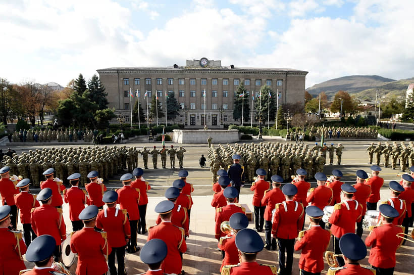 Военнослужащие перед президентом Азербайджана Ильхамом Алиевым