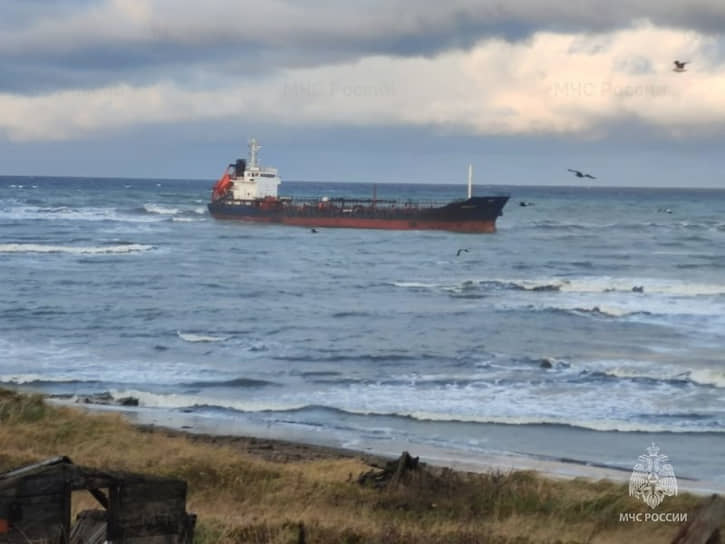 Танкер «Виктория», застрявший у берегов Сахалина, не удалось снять с мели