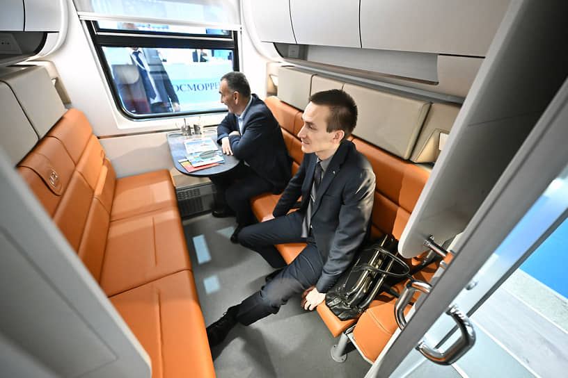 Обновленные вагоны СВ появятся в фирменных поездах между Москвой и регионами, в составах сообщением с Санкт-Петербургом и Хабаровском на Дальнем Востоке и, вероятно, в туристических поездах