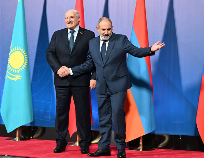 Президент Белорусии Александр Лукашенко (слева) и премьер-министр Армении Никол Пашинян в ноябре 2022 года