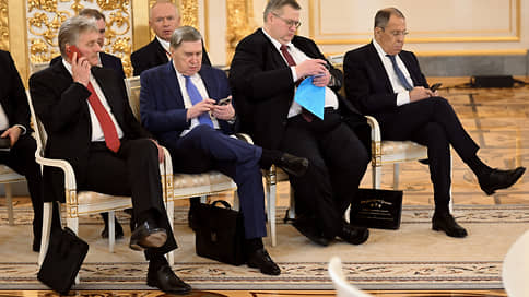 Песков сообщил, что продолжает использовать IPhone