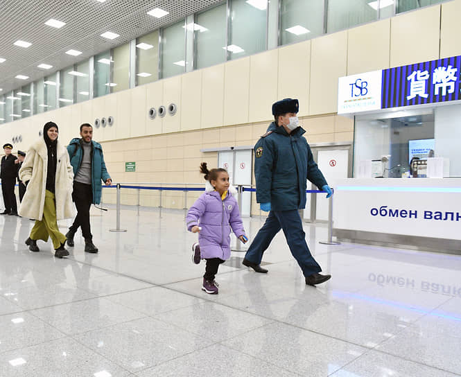 Прилет и встреча граждан России, эвакуированных из зоны палестино-израильского конфликта, в аэропорту «Домодедово»