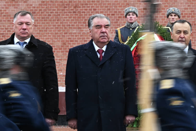 Вице-премьер РФ Марат Хуснуллин (слева) и пезидент Таджикистана Эмомали Рахмон (в центре)