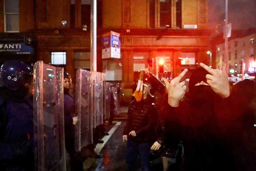 Демонстрант жестикулирует полицейским 