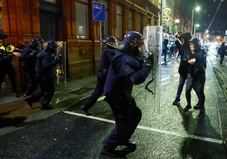 Полицейские разгоняют демонстрантов 