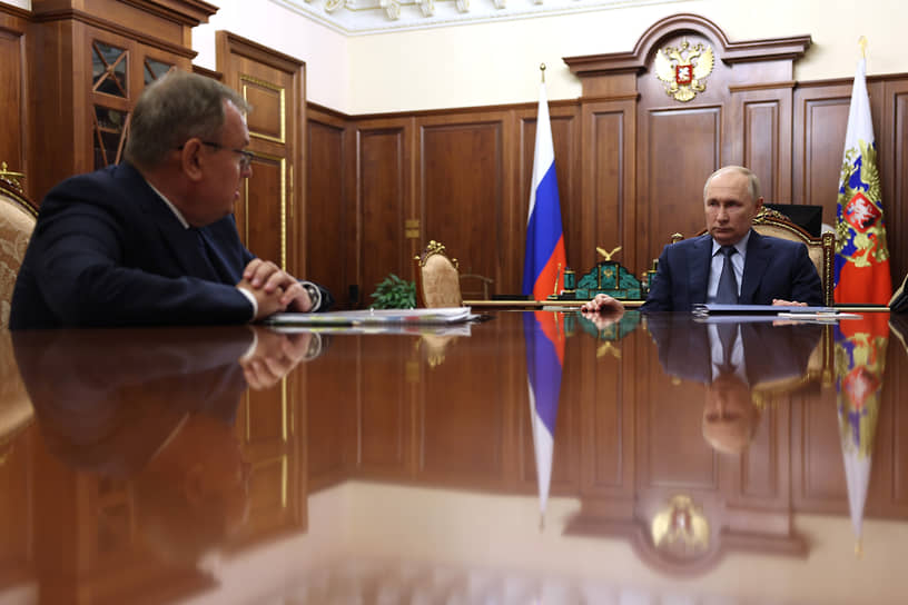 Андрей Костин (слева) и Владимир Путин во время встречи