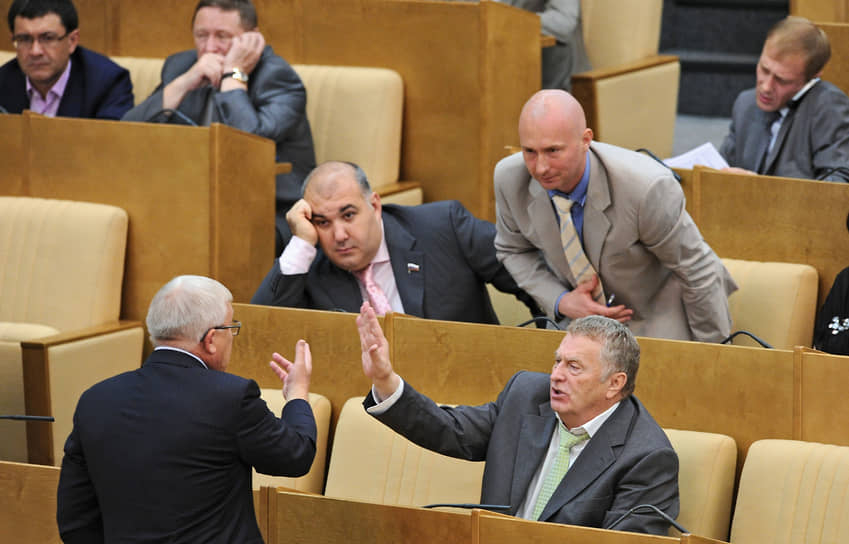 Депутат ГД Юрий Напсо (слева во втором ряду) в 2011 году