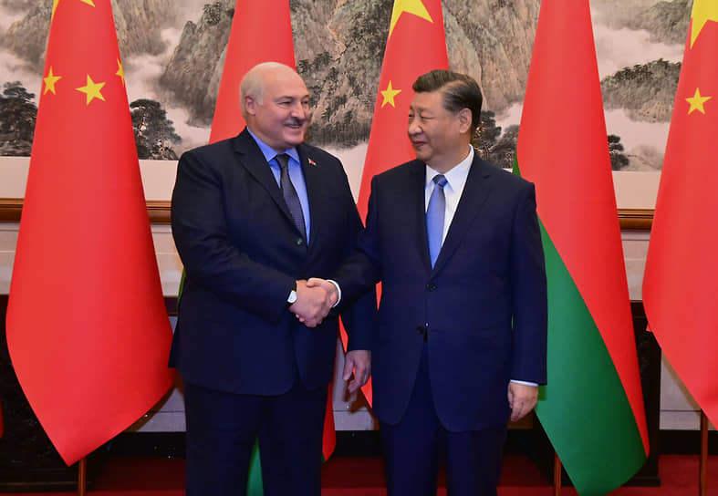 Александр Лукашенко (слева) и Си Цзиньпин во время встречи