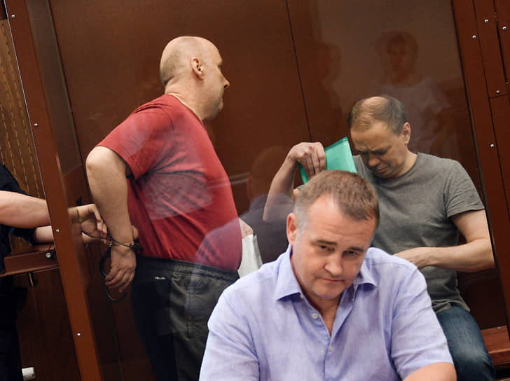 Юрий Здравило (слева) и Виталий Ликучев (справа) во время заседания суда