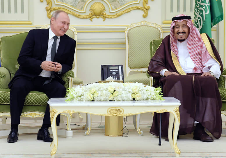 Президент России Владимир Путин (слева) и король Саудовской Аравии Сальман бен Абдель Азиз Аль Сауд в 2019 году