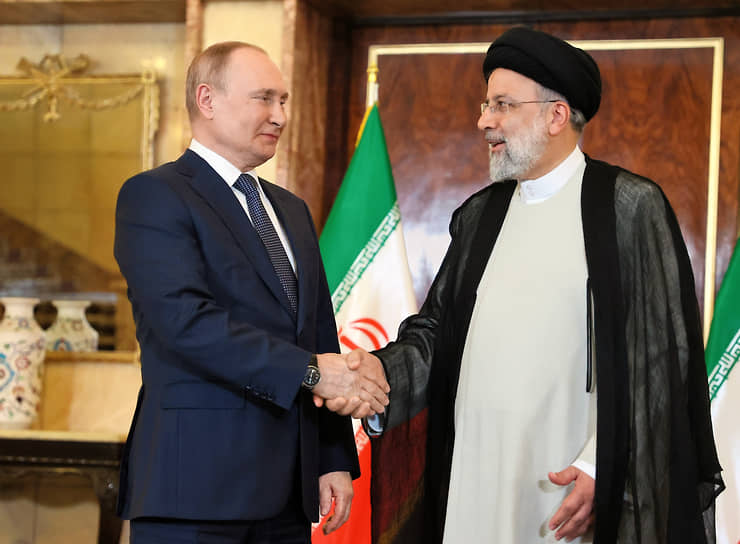 Президенты России и Ирана Владимир Путин (слева) и Эбрахим Раиси в июле