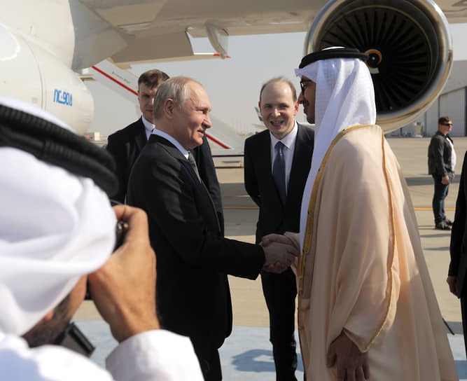 Владимир Путин (в центре) во время встречи в аэропорту в Абу-Даби