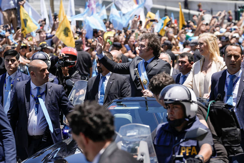 Президент Аргентины Хавьер Милей машет рукой из машины