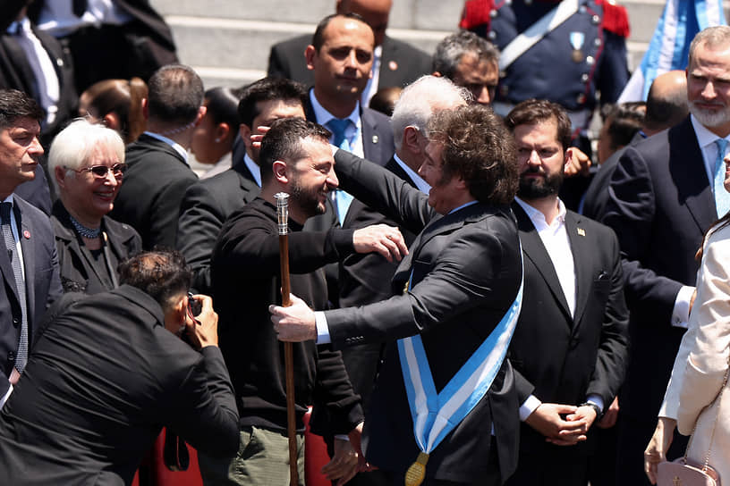 Президент Украины Владимир Зеленский приветствует нового главу Аргентины Хавьера Милея