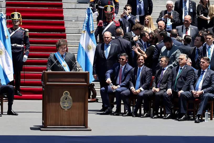Президент Хавьер Милей произносит речь после церемонии приведения к присяге возле Национального конгресса в Буэнос-Айресе