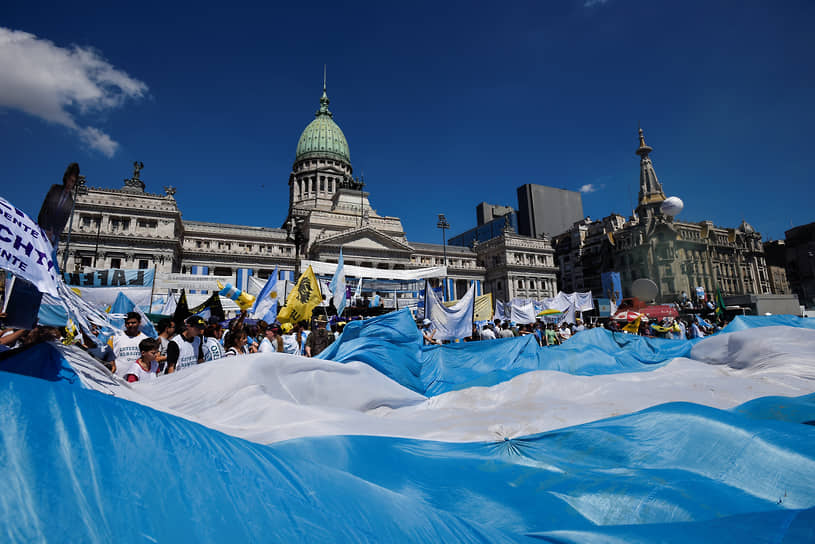Люди с флагами Аргентины около здания Национального конгресса