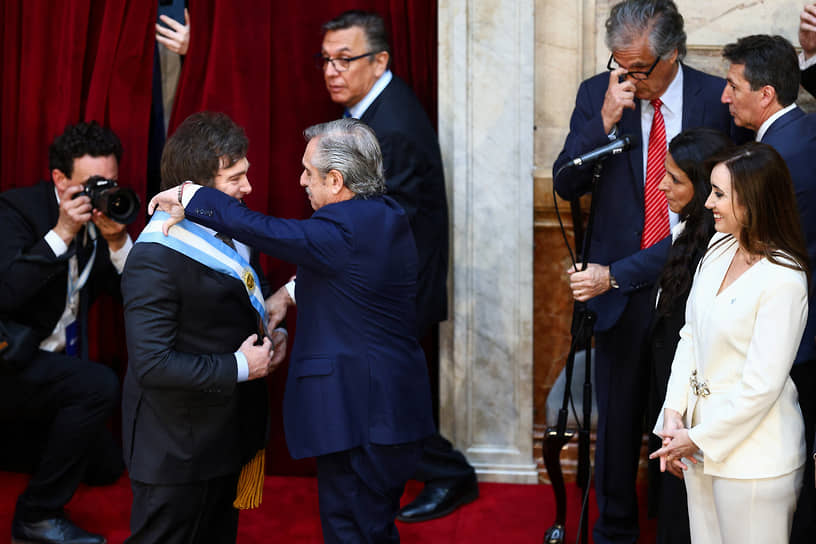 Бывший президент Аргентины Альберто Фернандес передает президентский пояс Хавьеру Милею