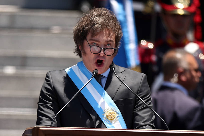 Президент Хавьер Милей произносит речь после церемонии приведения к присяге возле Национального конгресса в Буэнос-Айресе