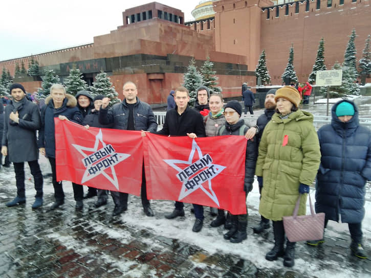 Сергей Удальцов (в центре) во время акции на Красной площади 