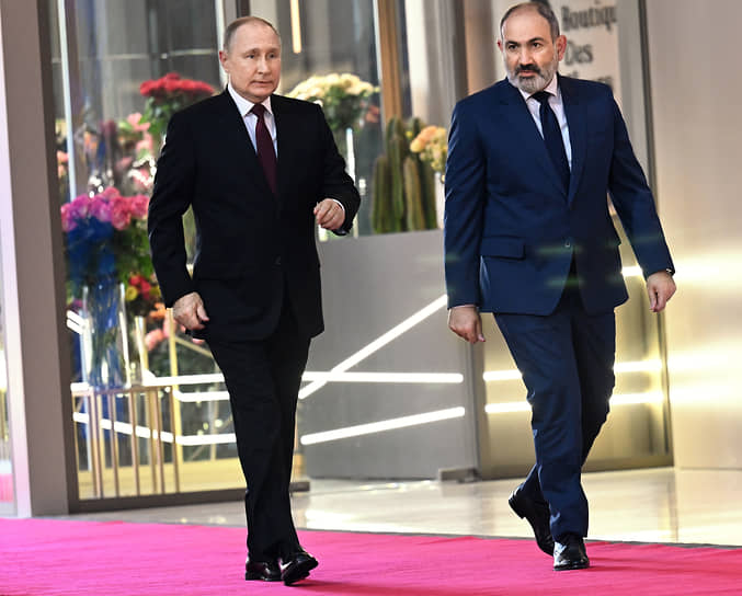 Владимир Путин (слева) и Никол Пашинян перед началом заседания Совета коллективной безопасности Организации Договора о коллективной безопасности в Армении в ноябре 2022 года