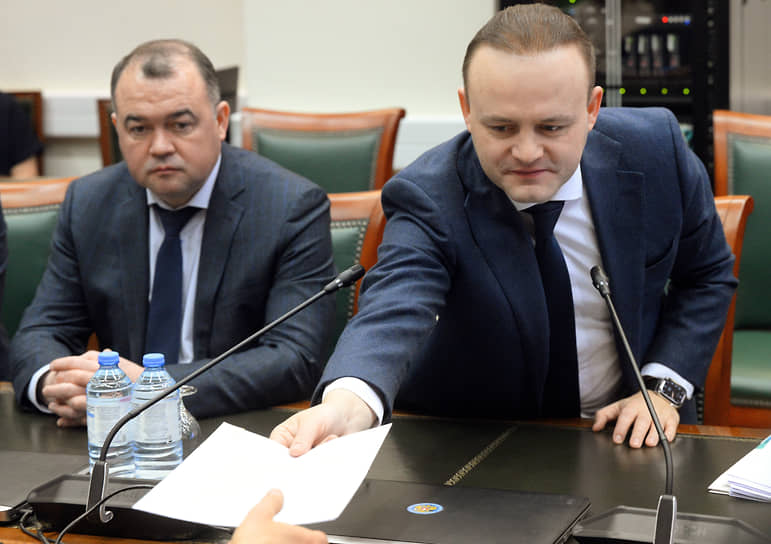 Вячеслав Даванков (справа) во время подачи документов в ЦИК