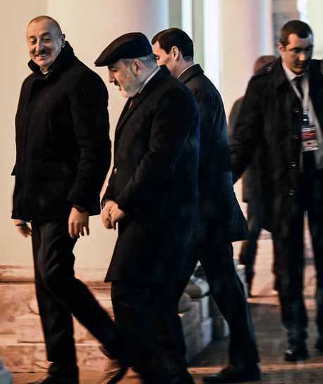 Ильхам Алиев (слева) и премьер-министр Армении Никол Пашинян перед началом встречи в Константиновском дворце в Стрельне.