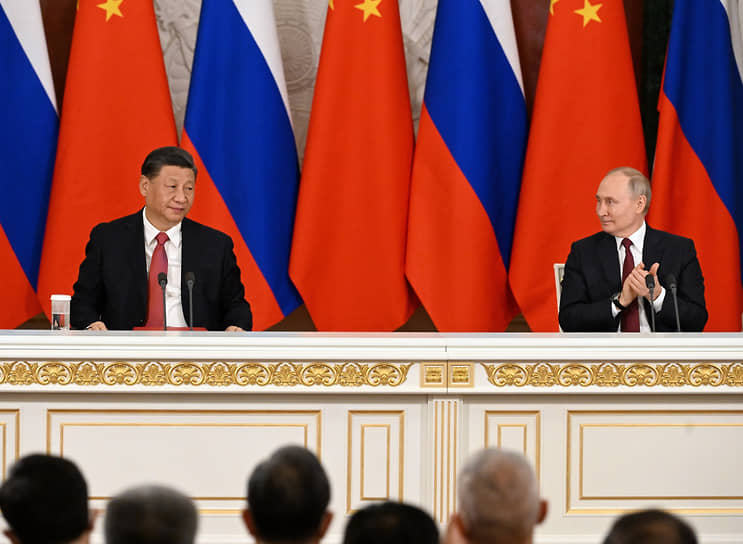 Председатель КНР Си Цзиньпин (слева) и президент России Владимир Путин 