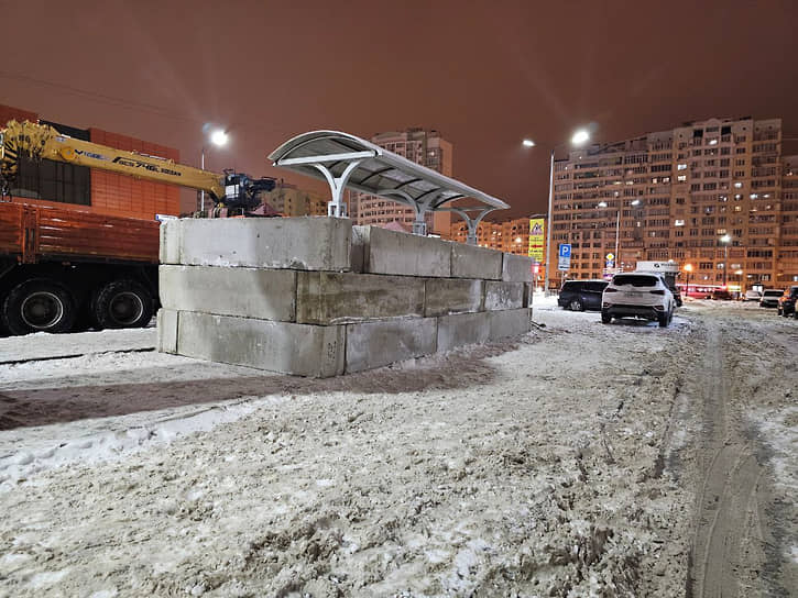 Укрепленная бетонными блоками остановка в Белгороде