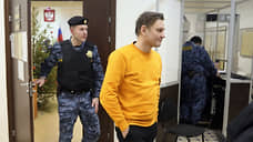 Суд в Петербурге оставил под арестом лидера группы «Щенки» Максима Тесли