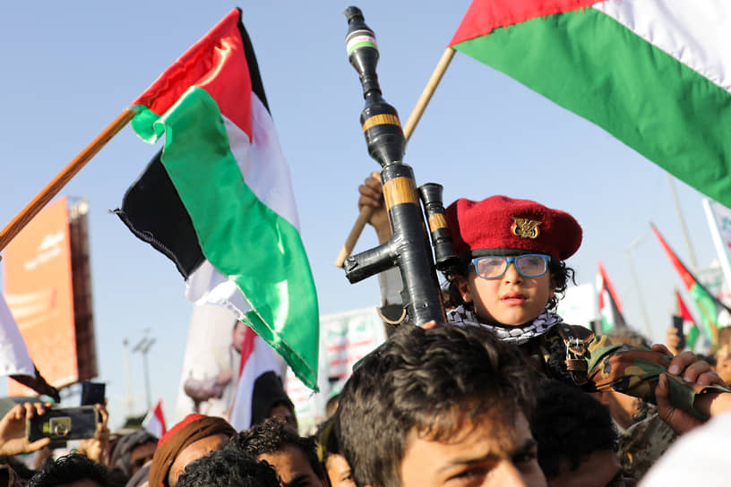 Ребенок держит игрушечный гранатомет на демонстрации в столице Йемена Сане