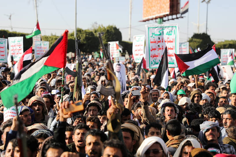 Протестующие на площади Аль-Сабин в Сане