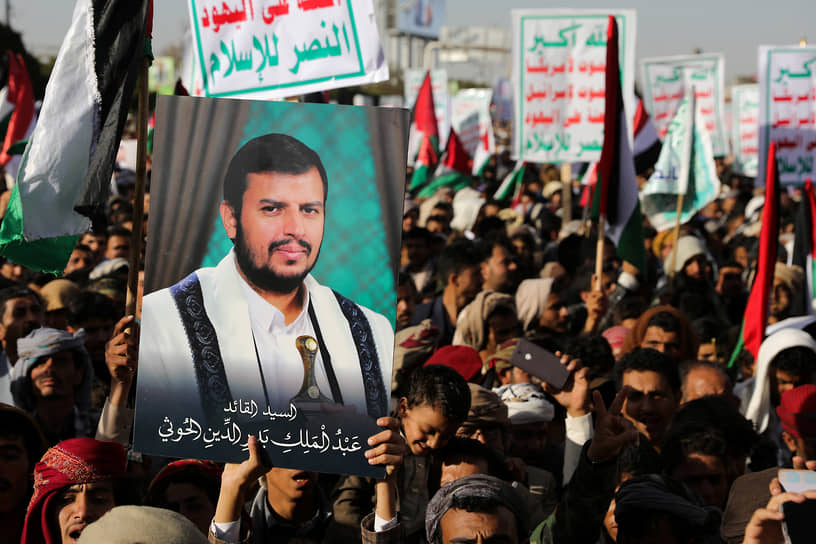 Митингующий держит портрет, на котором изображен лидер хуситского движения «Ансар Аллах» Абдул Малик аль-Хуси 