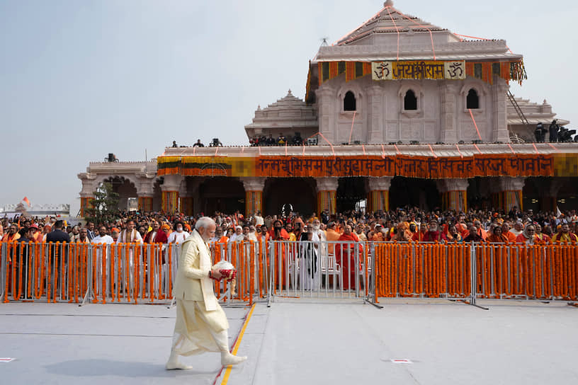 Премьер Индии Нарендра Моди прибывает на церемонию открытия храмового комплекса
