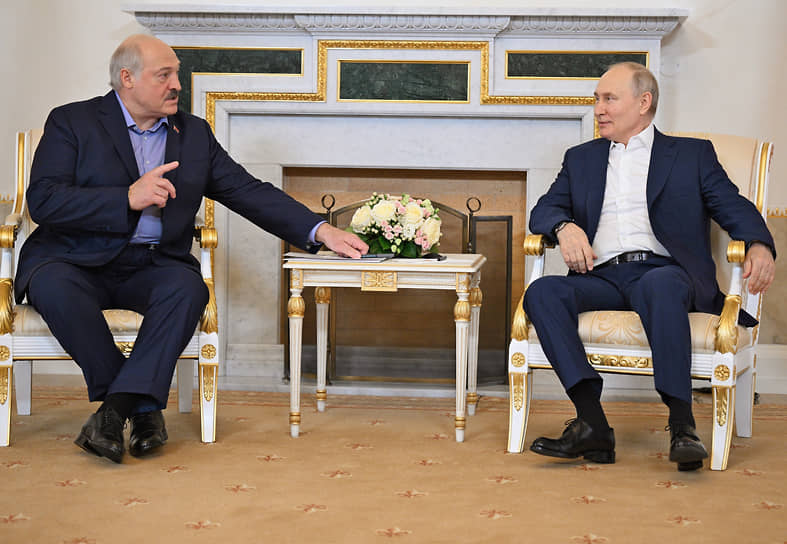 Александр Лукашенко (слева) и Владимир Путин во время встречи в Санкт-Петербурге в июле 2023 года