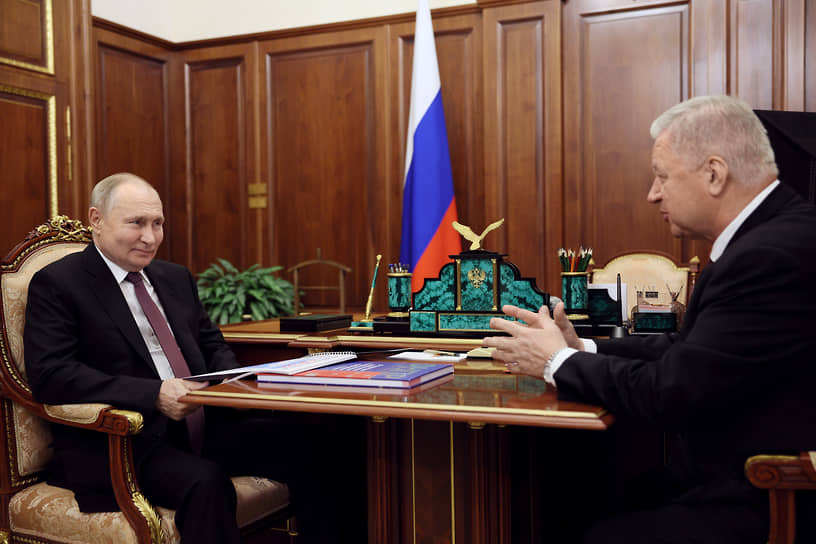 Владимир Путин (слева) и Михаил Шмаков во время встречи