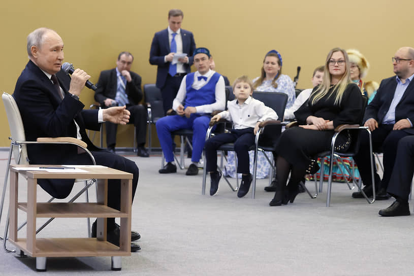 Владимир Путин во время встречи с участниками и победителями всероссийских семейных конкурсов «Семья года» и «Это у нас семейное»
