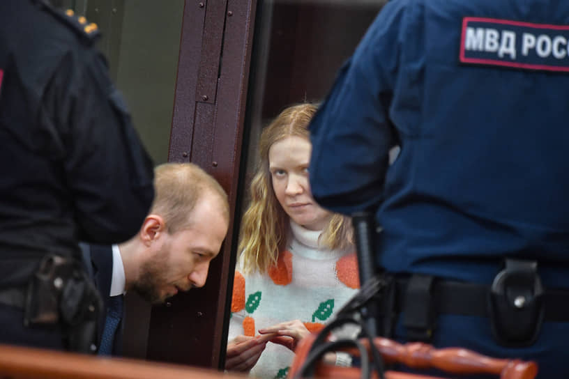 Дарья Трепова и ее адвокат Даниил Берман на оглашении приговора
