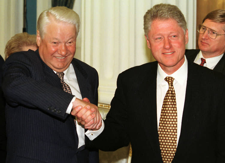 Борис Ельцин (слева) и Билл Клинтон во время встречи в сентябре 1998 года