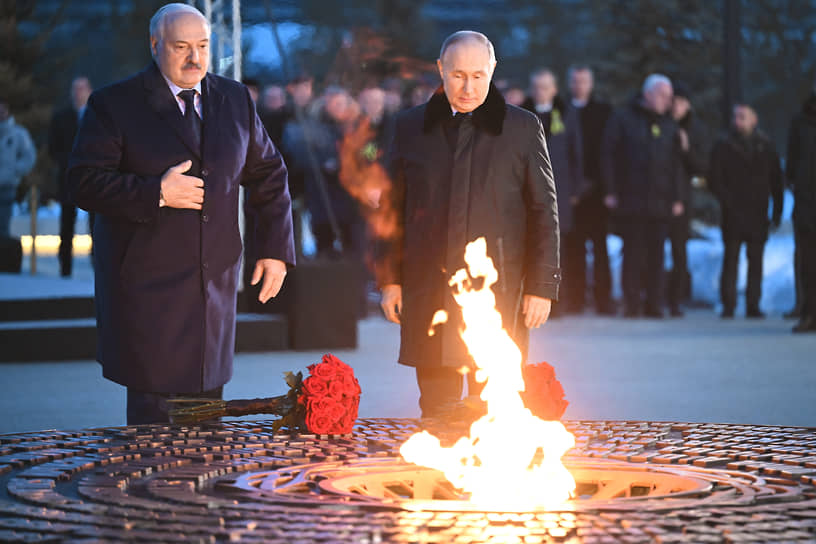 Александр Лукашенко (слева) и Владимир Путин во время церемонии открытия мемориала в память о мирных жителях СССР – жертвах нацистского геноцида в годы Великой Отечественной войны