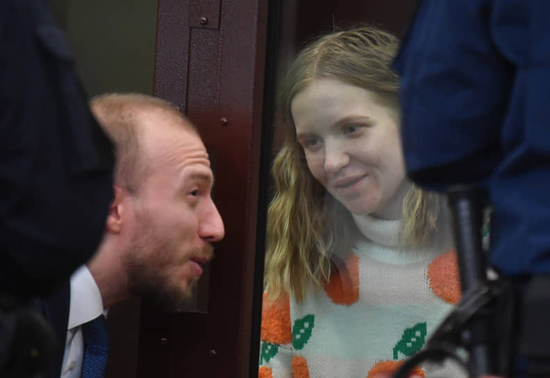Дарья Трепова и ее адвокат Даниил Берман в зале суда