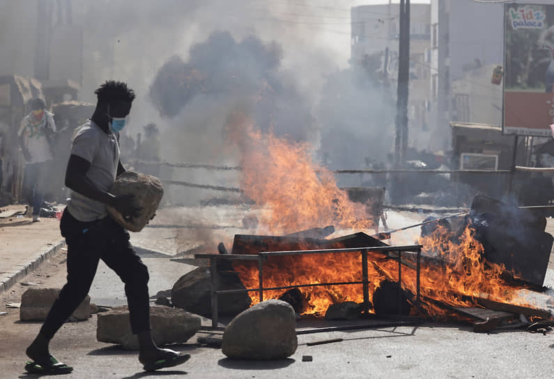 Беспорядки в Сенегале после объявления о переносе президентских выборов