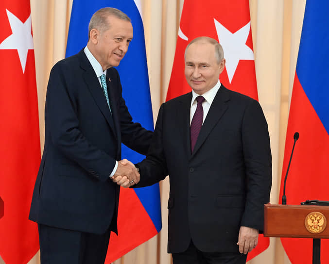 Реджеп Тайип Эрдоган (слева) и Владимир Путин во время встречи в Сочи в 2023 году