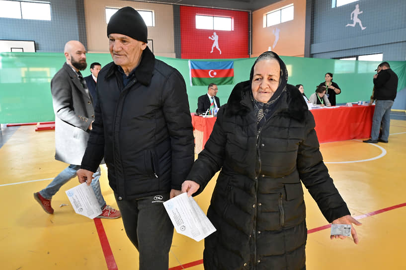 Избиратели на избирательном участке в Азербайджане