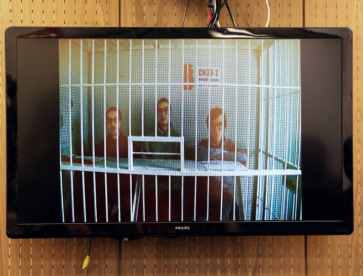 Слева направо: Кирилл Суханов, Ариан Романовский (Кузьмин) и Тамерлан Бигаев по видеотрансляции на заседании суда